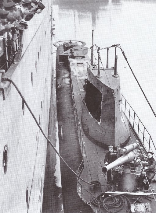 Okręt ORP WIlk z widoczną obrotową rufową wyrzutnią torpedową pod górnym pokładem
