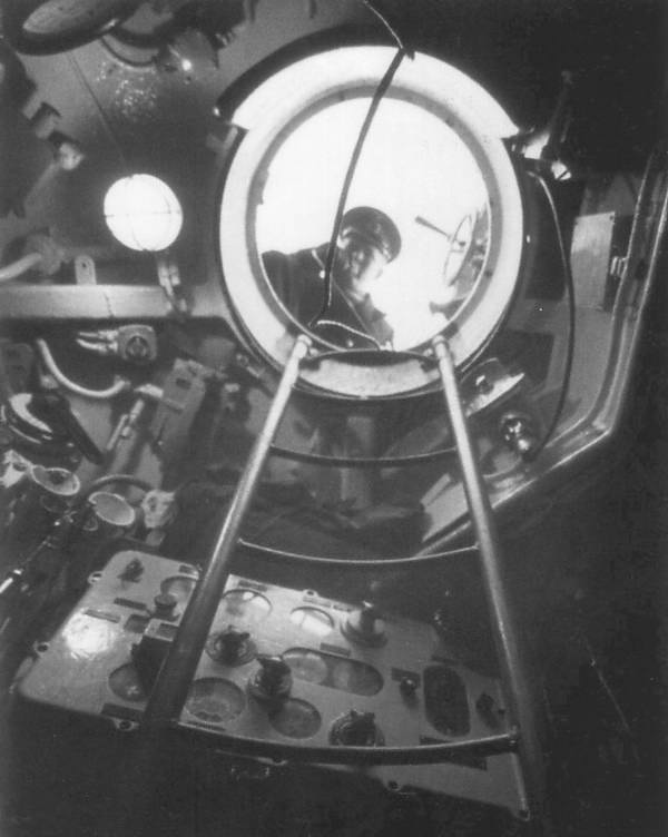 Kalkulator torpedowy w kiosku okrętu podwodnego typu VIIC (prawdopodobnie U 995, we włazie widoczny najprawdopodobniej Kptlt. Walter Köhntopp)