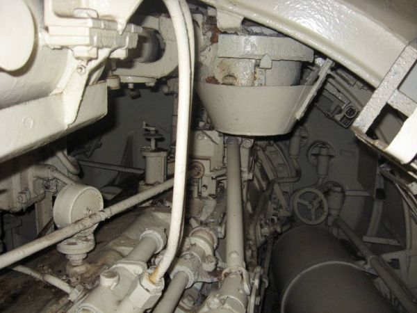 The shaft coupling the gyro angle receiver with the gyro-angle setting gear of the aft torpedo tube (V) in U 995’s aft torpedo room, at the left the hand-wheel for setting torpedo running depth is visible