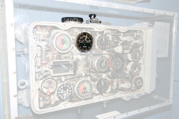 Knobs and dials of the target and torpedo speed in the late version of the calculator