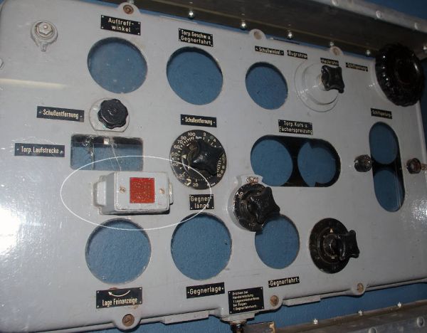 Płyta czołowa kalkulatora torpedowego z U 995 znajdująca się w muzeum w Laboe, z widoczną lampką kontrolną kąta uderzenia torpedy