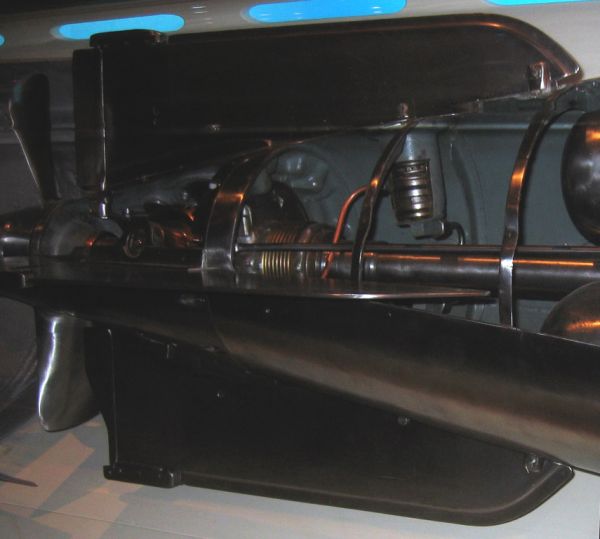 The extensible vertical stabilizers of the type G7e electric (Fat II) torpedo exhibited in MSI, Chicago (the pneumatic piston for extending the stabilizer is visible)